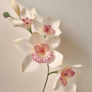 Handgemachte Papier-Orchidee aus Krepppapier