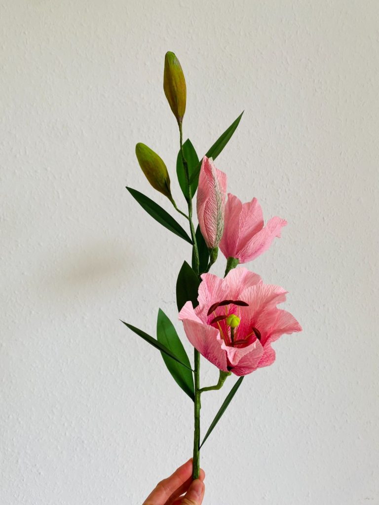 Rose Lilien_Papierblume_in_vase_Zweige