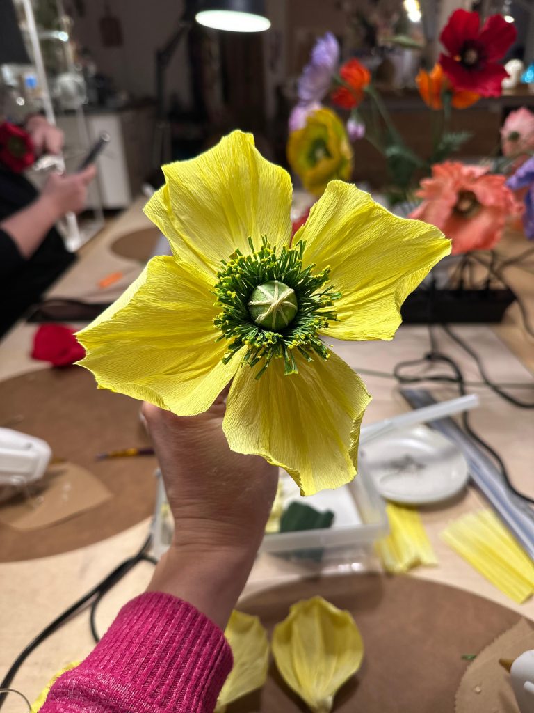 Erste Runde Blütenblätter (4 Stück) befestigen