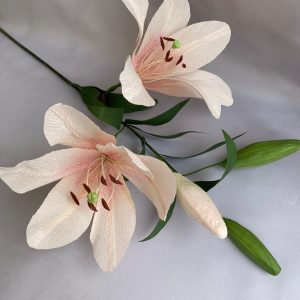 Handgefertigter Lilienzweig aus Krepppapier – zeitlose Eleganz & nachhaltige Blumendeko