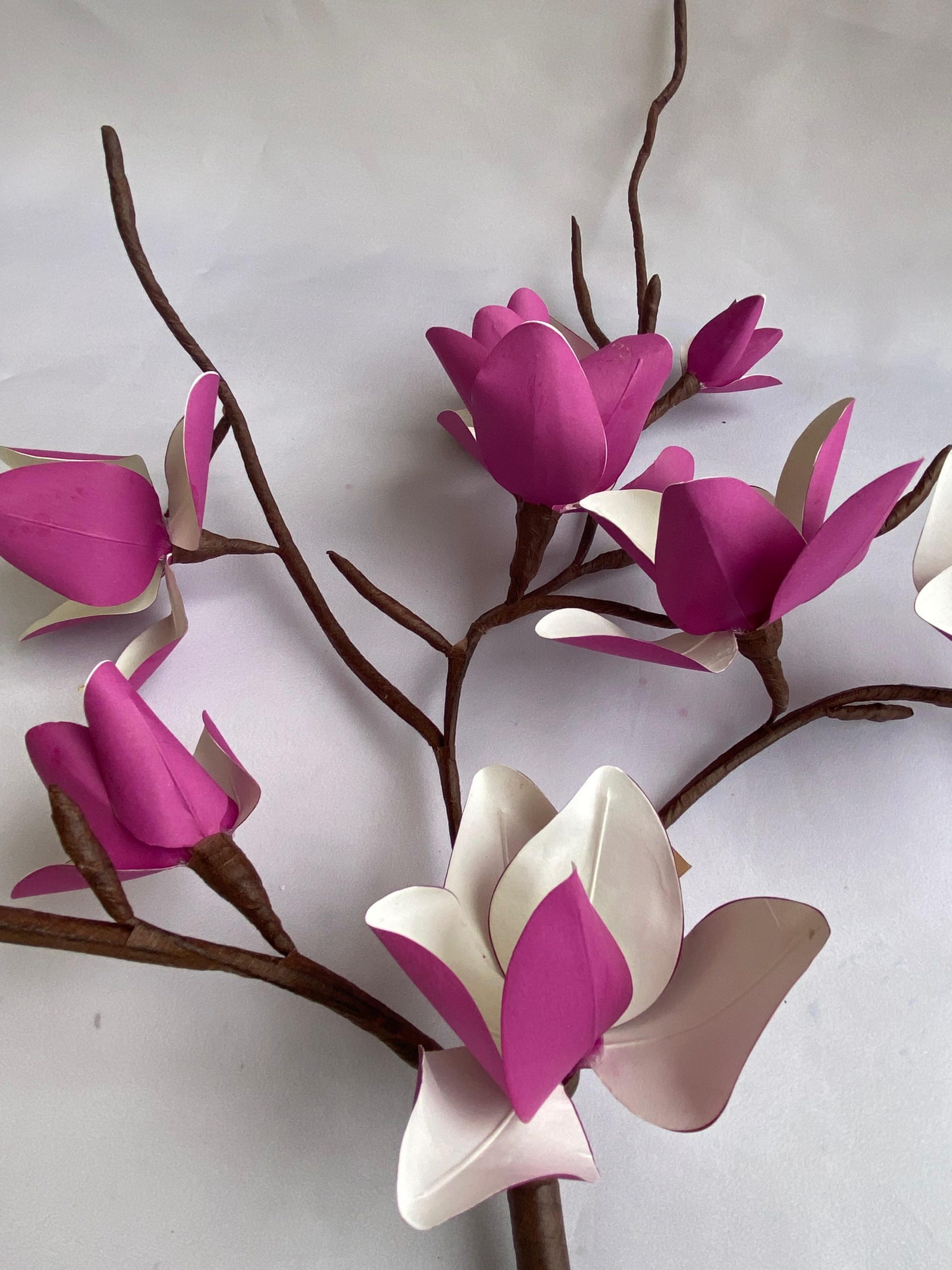 Handgefertigter Magnolienzweig aus Papier – zweifarbig Eosin & Weiß – Bild 4