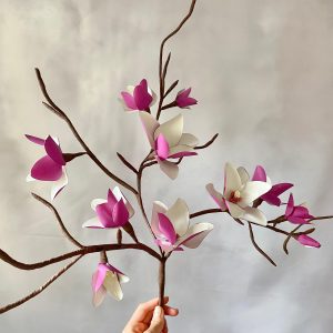 Handgefertigter Magnolienzweig aus Papier – zweifarbig Eosin & Weiß