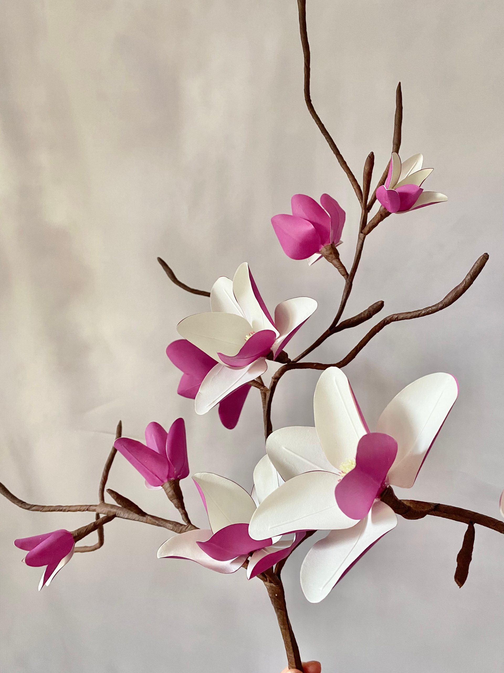 Handgefertigter Magnolienzweig aus Papier – zweifarbig Eosin & Weiß – Bild 3