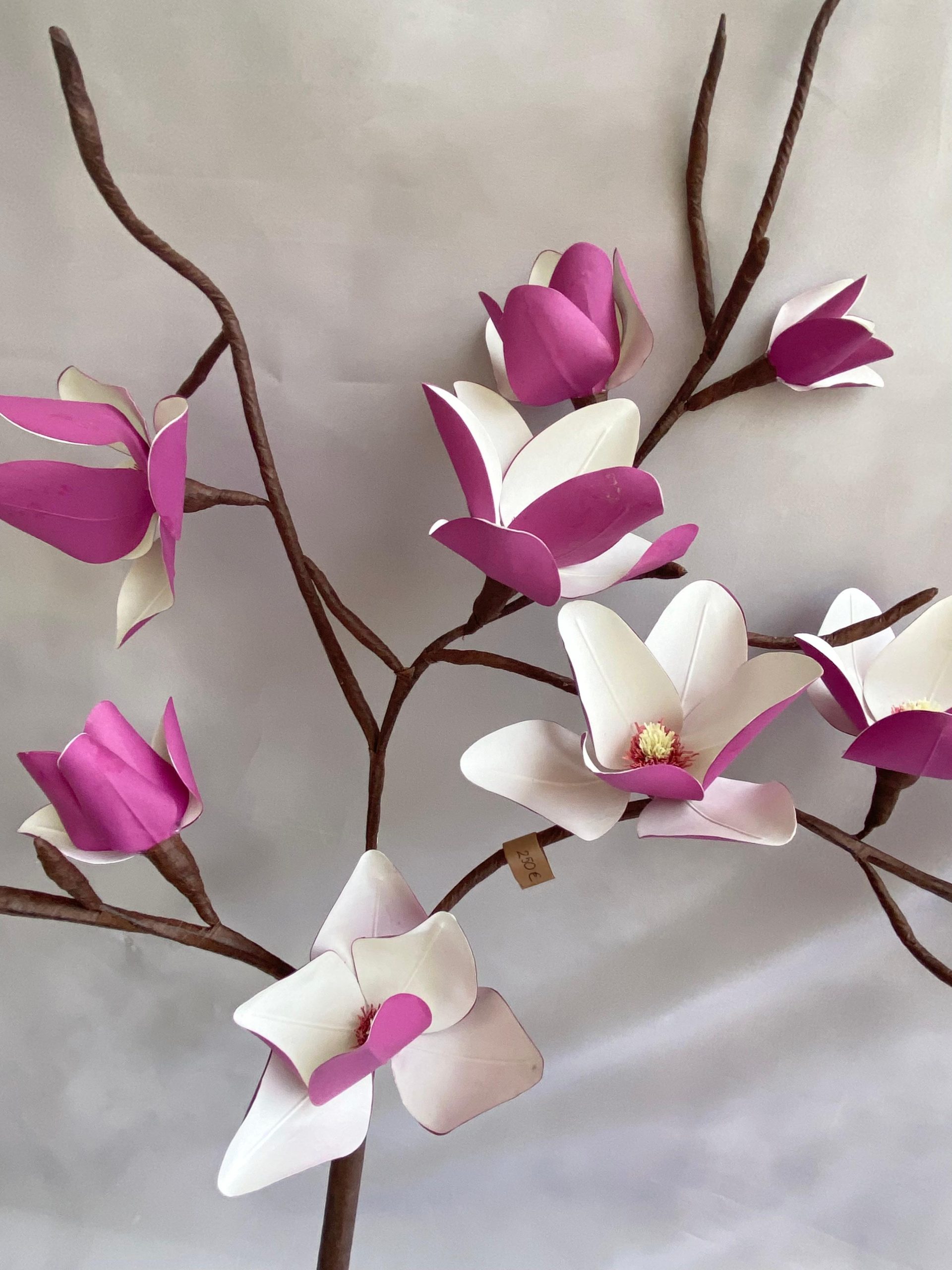 Handgefertigter Magnolienzweig aus Papier – zweifarbig Eosin & Weiß – Bild 2