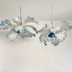 Handgefertigte Riesenblume aus Krepppapier – Hängeblume & Dekoration